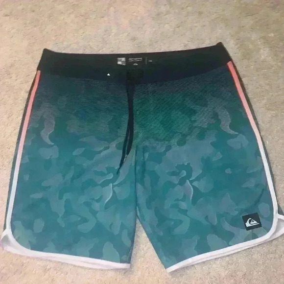 NWOT Quicksilver board shorts 38 - Picture 1 of 8